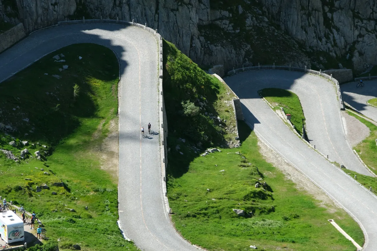 Ciclisti su una strada di montagna a tornanti