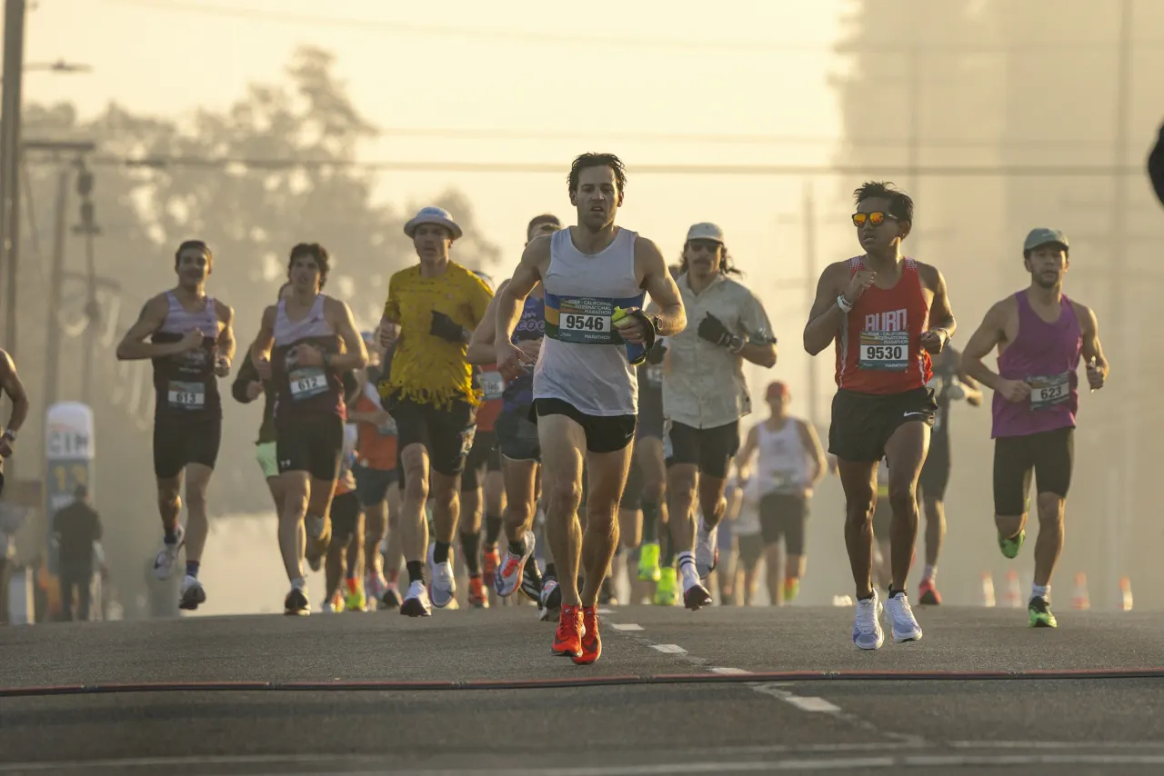 Un gruppo di corridori in strada