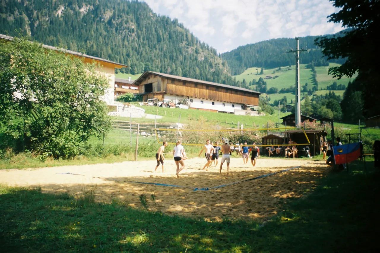 Una partita di pallavolo su un campo di sabbia in un paese di montagna